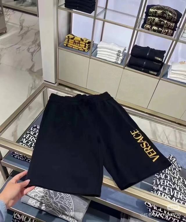 Versace.范思哲 夏季新品字母立体印花标识冰氧棉休闲短裤，正面左侧饰品牌字母印花元素、重释品牌标志性设计，弹性松紧腰边带抽绳，两个侧袋+背面贴袋设计，定制