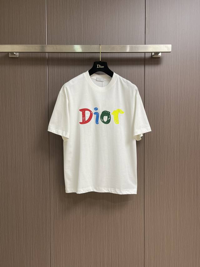 Dior 2025Ss早春新款手绘涂鸦图案圆领短袖T恤，纯棉面料，上身柔软，舒适透气，质感十足！做工精细！饰以手绘涂鸦 图案，Dior字母标识点缀衣身。经典圆领