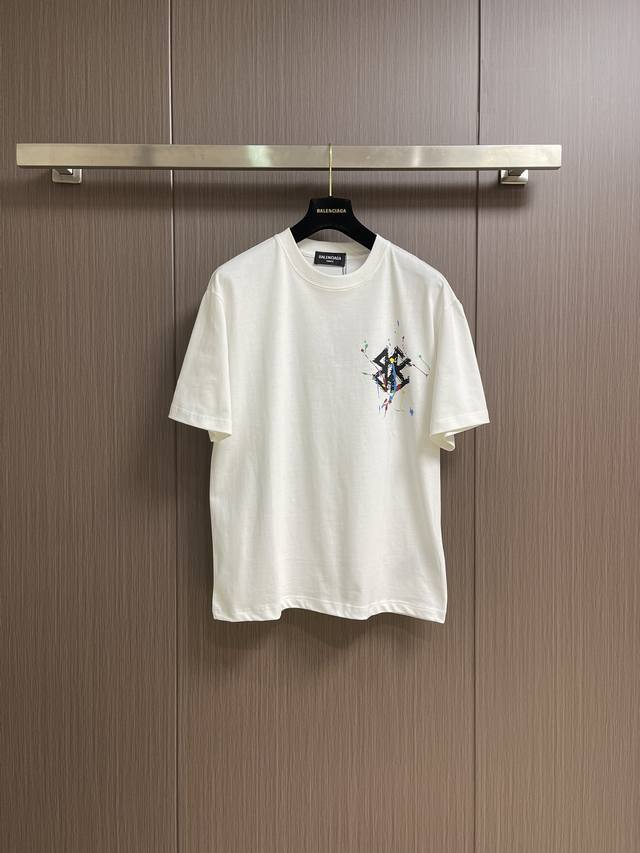 Balenciaga 涂鸦字母Logo短袖T恤 独具时尚创意的涂鸦图案 休闲宽松版型 适合各种身材 上身显白显瘦 定制40支双纱面料 手感柔软舒适 男女同款。尺