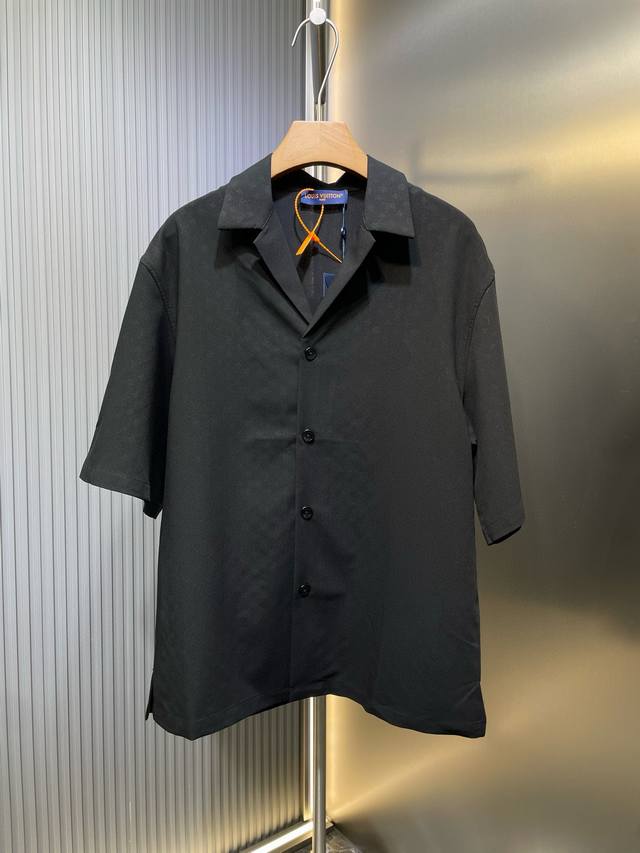 Louis Vuitton 顶级原单 25Ss春夏新品 丝棉混纺短袖衬衫 取材华美桑蚕丝棉混纺， 为休闲廓形融入简洁开领 再以全幅 Mini Monogram