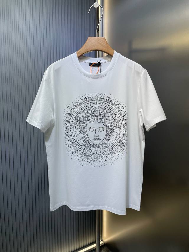 Versace 范思哲 顶级原单 25Ss春夏新品美杜莎重工刺绣水晶点缀短袖T恤，正面饰有刺绣美杜莎+水晶点缀，本品由80支双股丝光长绒棉面料定制而成, 采用8