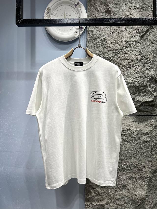 Xp Balenciaga*巴黎世家 合作款短袖T恤 *定制280克全棉面料，面料柔软，亲肤舒适 *前后厚版压胶字母 厚版压胶使字母更加立体，手感独特，增加了T