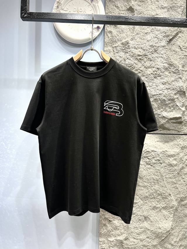 Xp Balenciaga*巴黎世家 合作款短袖T恤 *定制280克全棉面料，面料柔软，亲肤舒适 *前后厚版压胶字母 厚版压胶使字母更加立体，手感独特，增加了T
