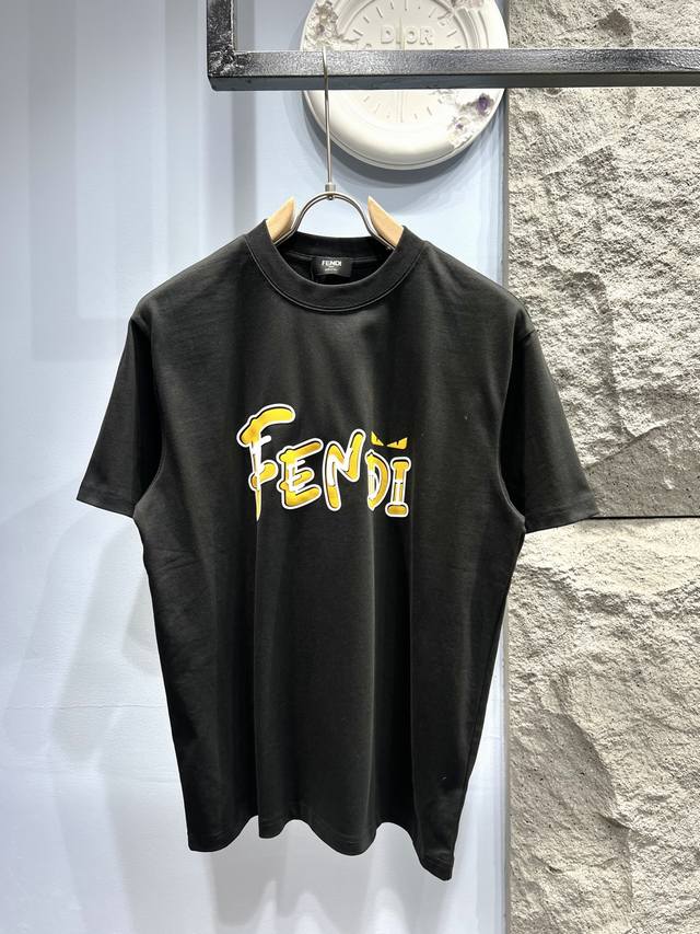 Xp Fendi*芬迪 印花标识短袖T恤 *定制280克全棉面料，面料柔软，亲肤舒适 *前幅压胶字母标识 *非常简约大气的一款 无论是上身舒适度都是无可比拟的存