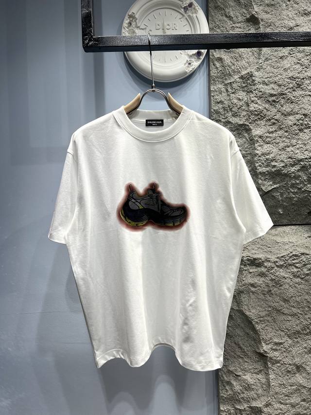 Xp Balenciaga*巴黎世家 老爹鞋标识短袖T恤 *采用280克新疆棉冰感索罗娜面料，这种面料采用了新疆棉作为主要成分，通过索罗娜科技处理，使得面料在夏