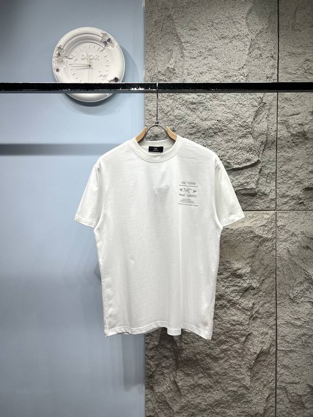 Xp Arcteryx*始祖鸟 印花标识短袖T恤 *定制280克全棉面料，面料柔软，亲肤舒适 *印花工艺：前后标识印花 简约时尚。 *一款融合了时尚设计与精湛工