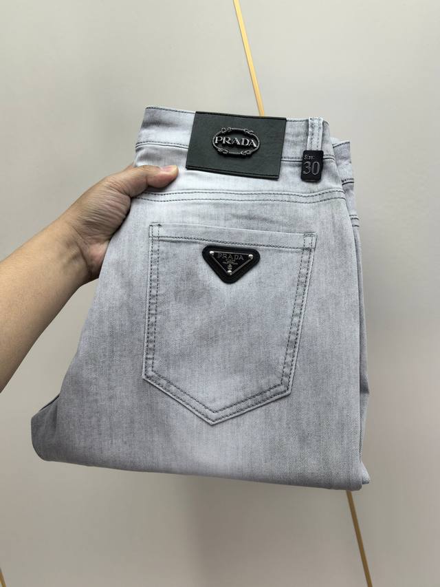普拉达。2025春夏最新推出男士牛仔裤新品！重工水洗牛仔面料，定制面料和一般牛仔布料比起来，更加柔软舒适！超重工洗水工艺 双工艺洗水 整条裤子，手感舒适，细腻程