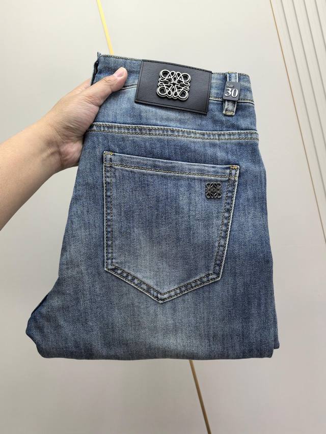 罗意威。2025春夏最新推出男士牛仔裤新品！重工水洗牛仔面料，定制面料和一般牛仔布料比起来，更加柔软舒适！超重工洗水工艺 双工艺洗水 整条裤子，手感舒适，细腻程