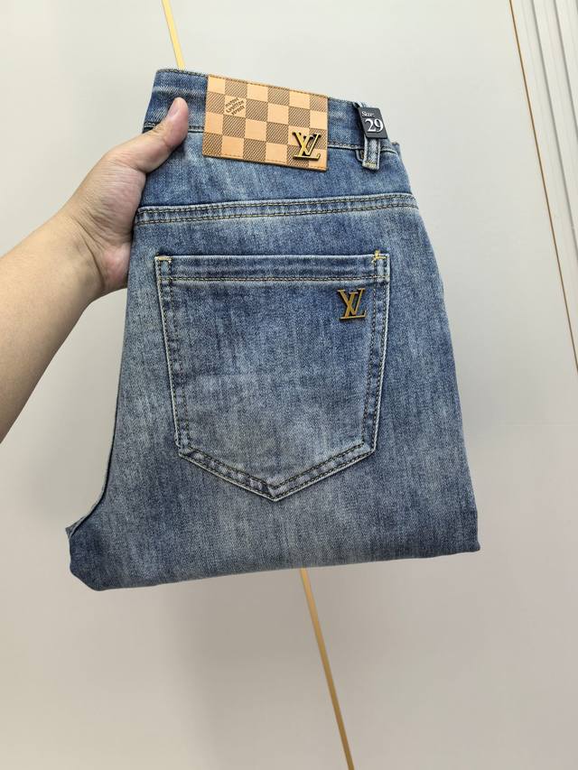 Lv驴牌。2025春夏最新推出男士牛仔裤新品！重工水洗牛仔面料，定制面料和一般牛仔布料比起来，更加柔软舒适！超重工洗水工艺 双工艺洗水 整条裤子，手感舒适，细腻