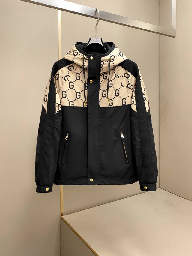 春夏上新Gucci2025新款官方连帽经典休闲夹克 售价25640+ 采用20D细纤维柔软，细腻舒适 穿着非常轻便不易起皱。整体的设计颇具视觉感，整件格纹风，上
