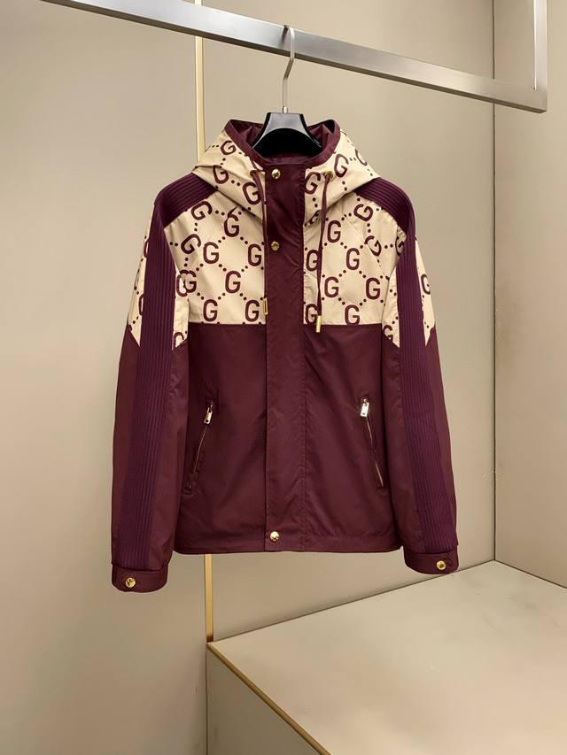 春夏上新Gucci2025新款官方连帽经典休闲夹克 售价25640+ 采用20D细纤维柔软，细腻舒适 穿着非常轻便不易起皱。整体的设计颇具视觉感，整件格纹风，上
