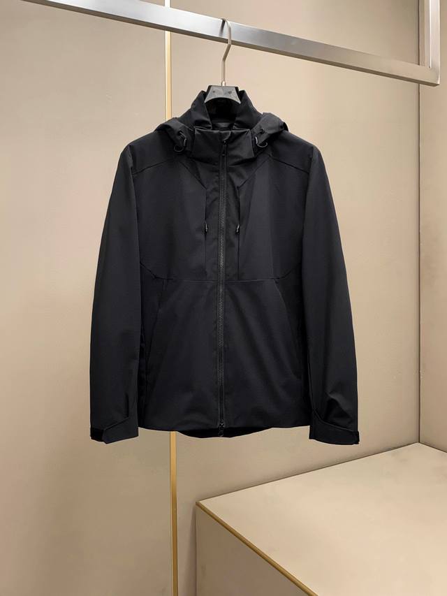 Cavalli2530春装官方走秀款可脱卸帽夹克 售价12640+ 采用20D细纤维 轻薄柔软，细腻舒适 穿着非常轻便不易起皱。整体的连帽设计颇具视觉感，纯色简