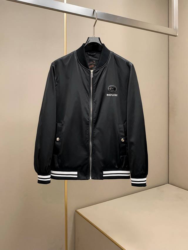 Cavalli2530春装官方走秀款刺绣立领夹克 售价12640+ 采用20D细纤维 轻薄柔软，细腻舒适 穿着非常轻便不易起皱。整体的连帽设计颇具视觉感，纯色简