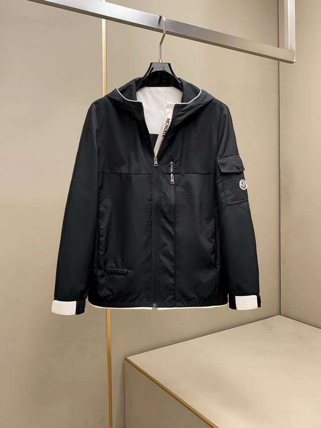 蒙口2530春装新款官方走秀款经典夹克 售价12640+ 采用20D细纤维 轻薄柔软，细腻舒适 穿着非常轻便不易起皱。整体的连帽设计颇具视觉感，纯色简约风，上身