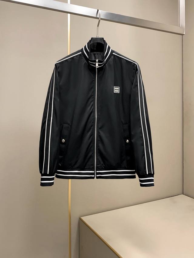 Miumiu2530春新款官方走秀款连帽休闲夹克 售价12640+ 采用100%涤纶柔软，细腻舒适 穿着非常轻便不易起皱。整体的连帽设计颇具视觉感，纯色简约风，