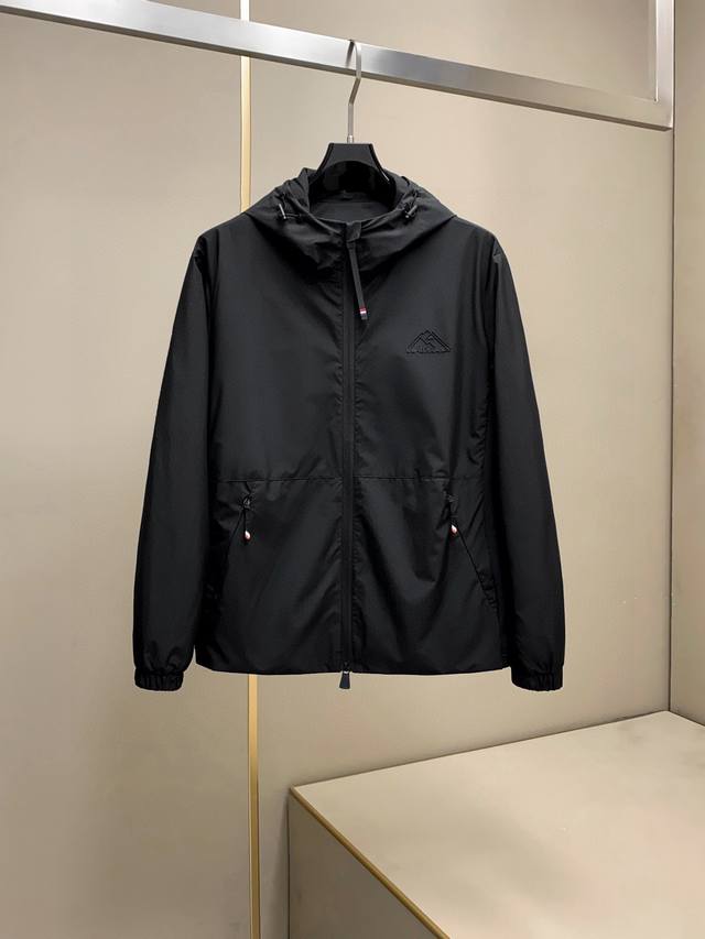 蒙口2530春新款官方走秀款连帽休闲夹克 售价12640+ 采用100%涤纶柔软，细腻舒适 穿着非常轻便不易起皱。整体的连帽设计颇具视觉感，纯色简约风，上身休闲