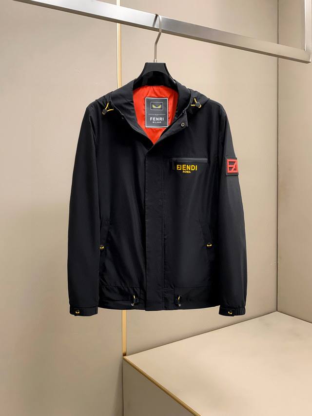 高端复刻版定制春夏上新Fendi2025新款官方连帽经典休闲夹克 售价25640+ 采用20D细纤维柔软，细腻舒适 穿着非常轻便不易起皱。整体的设计颇具视觉感，