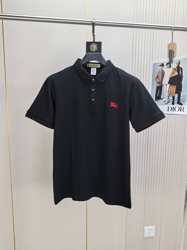 巴宝莉。2025春夏新款刺绣标识男士商务休闲翻领 短袖Polo衫，对标定制纽扣整体的设计符合美学设计，运用了经典的品牌元素，完美的精髓与基因，胸前口袋处注入了经