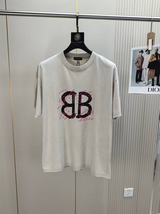 巴黎世家。2025春夏新品时尚圆领短袖复古做旧印花Logo设计，非常显档次懂货的必须入！版型剪裁属于宽松版型，男女都可驾驭！显气场，又会凸显精致，这就是独到之处