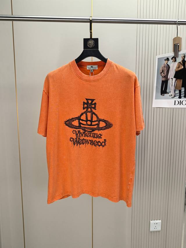 西太后。2025春夏新品时尚圆领短袖复古做旧印花Logo设计，非常显档次懂货的必须入！版型剪裁属于宽松版型，男女都可驾驭！显气场，又会凸显精致，这就是独到之处，