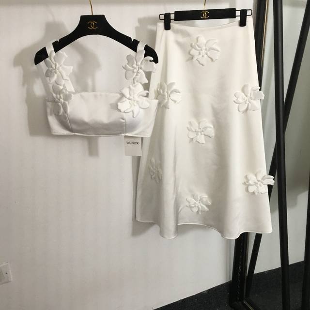 款号 4012 Valentin*新款套装，立体花朵装饰 抹胸吊带背心上衣+中长款A字半裙，白色，黑色，S-Xl， S码；胸围84，长31；腰围68，长82