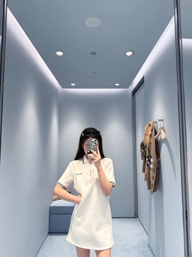 Miumi* 25Ss春夏新款 字母刺绣Polo领短袖连衣裙丨独家高版出品！彰显运动优雅魅力上身透气舒适又自带高级感 条纹边缘设计 胸前刺绣字母Logo点缀立体