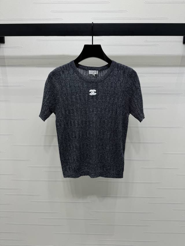 上新原单高端品质 Chane* 2025春夏最新系列！双C徽标针织短袖！定制羊毛纱线织造 质感高级 舒适柔软 圆领短袖上衣剪裁 密实针织细腻凸显品牌质感 领口袖