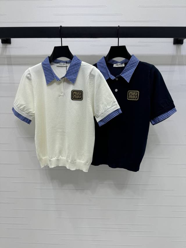 上新原单高端品质 Miumi*2025春夏最新系列！拼接格纹针织短袖！定制朱地全棉织造 弹力舒适 质感十足 翻领Polo短袖上衣裁剪 上身呈现休闲慵懒的穿搭格调