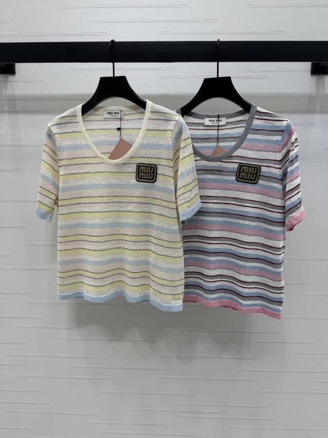 上新原单高端品质 Miumi*2025春夏最新系列！条纹针织短袖！定制进口纱线织造 柔软亲肤 舒适有型 圆领针织短袖剪裁 美化头肩比例更显瘦 通体撞色条纹粗细不