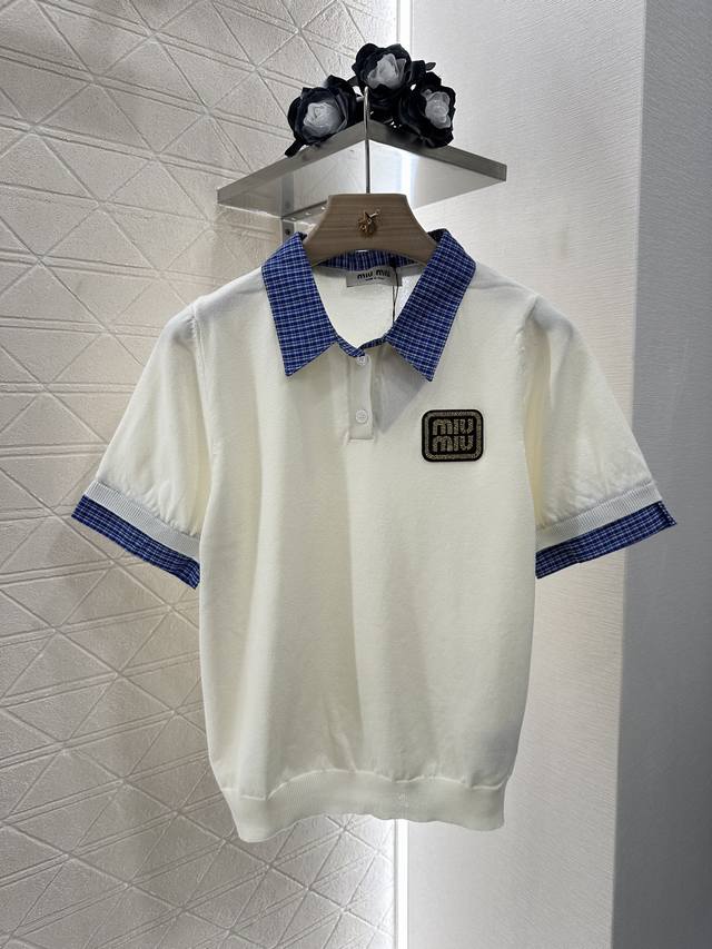 Miumi*2025新品上架 衬衫拼接针织上衣 定制Yb进口纱线织造 柔软舒适 洋气显瘦 拼接翻领短袖毛衣剪裁 半开襟设计隐藏系扣 领边袖口以蓝白格纹衬衫面料包