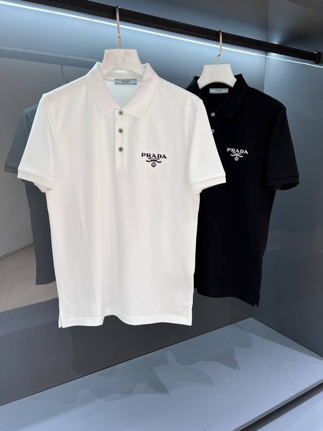 新品 柜台同步发售 Pd的新秀丽作. 贸易渠道货品,为数稀少！ 2025Ss春夏新品 P家 刺绣 男士商务休闲时尚饰带装饰标识设计翻领短袖T恤 常规直裁设计,兼