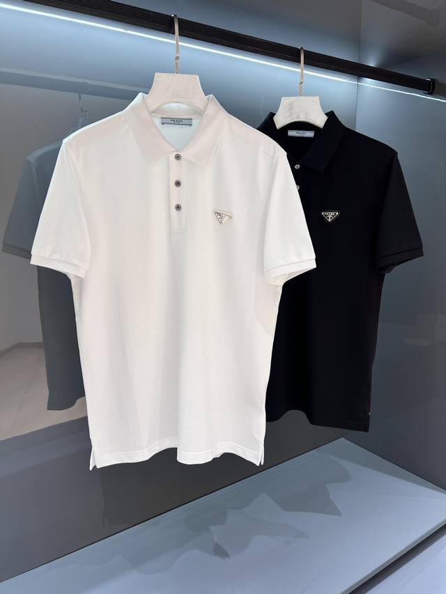 新品 三角经典 Polo衫 柜台同步发售 Pd的新秀丽作. 贸易渠道货品,为数稀少！ 2025Ss春夏新品 P家男士商务休闲时尚饰带装饰标识设计翻领短袖T恤 常