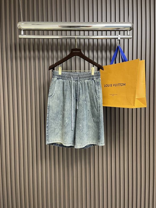 Mm6 2025Ss泥染做旧破坏泼墨短裤！此款短裤采用宽松版型，中性风格，随附窄腰带，直筒裤腿，及膝裤长！选用浅蓝色水洗工艺原粗胚丹宁面料制作，五口袋结构，纽扣