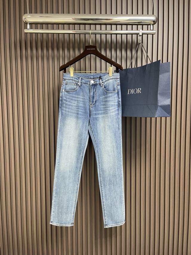 Dior 新款标识牛仔裤 进口土耳其纯棉牛仔牛面料 色泽靓丽，透气，修身版型 微弹力面料 随意百搭 久洗不变形 不变色 经过岁月流逝颜色会越来越自然 上身效果极