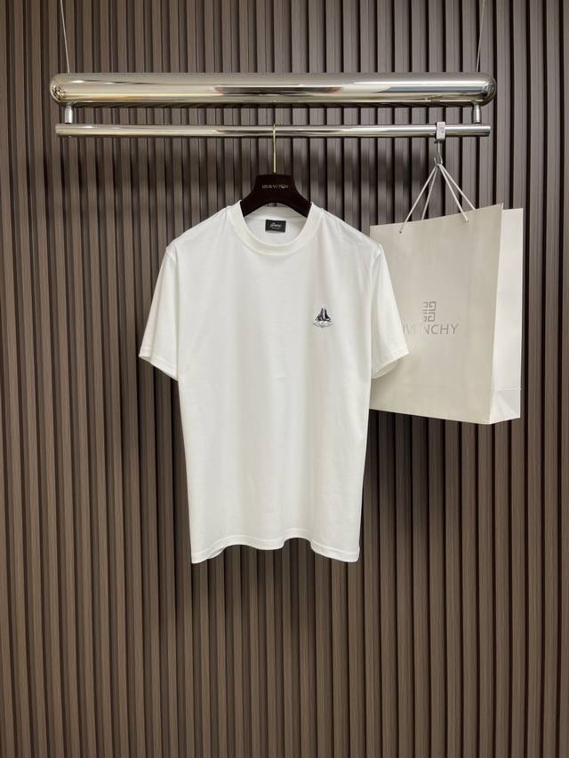 Brioni 帆船刺绣男士短袖T恤，面料采用原版定制光棉，触感柔软细腻，透气性极佳，自然垂感十足 胸前饰有精致的Brioni帆船标志刺绣。这款休闲单品百搭百搭，
