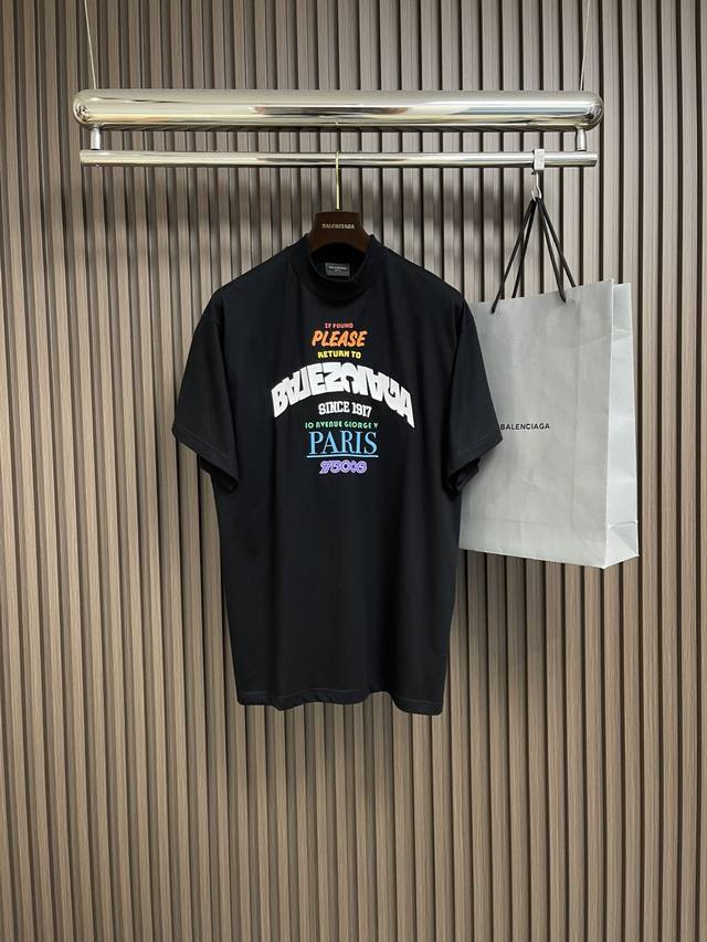 Balenciaga 回归巴黎圆领短袖T恤，复古平纹针织面料，复古精棉面料比较厚实的棉质面料，具有复古风格的色调。由于经过了精细加工，精棉面料的质地比较轻薄，手