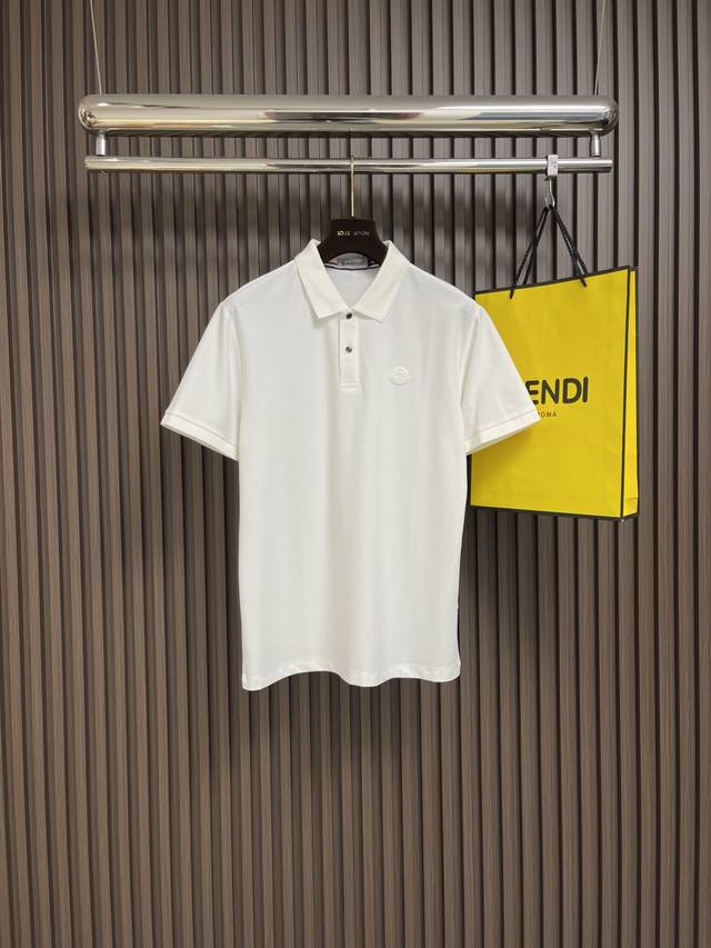 Moncler 2025Ss早春新款立体仔章Polo衫 短袖马球衫，定制字母标识纽扣，细节到位，采用100％棉质珠地布制成，手感舒适，三标齐全 尺码：M-3Xl