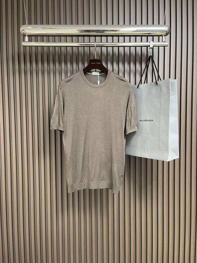 Dior 下摆蜜蜂刺绣丝棉定织啡色针织短袖T恤，25夏季新款短袖，清爽透气的薄款针织Tee！将优雅与精致完美融合。甄选轻柔面料，触感细腻，带来亲肤舒适的穿着体验