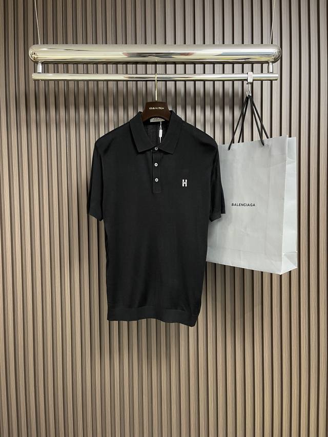 Hermes 黑色针织短袖Polo，这款黑色针织Polo短袖，将经典与时尚完美融合。简洁流畅的线条勾勒出优雅版型，经典Polo领搭配精致纽扣，增添几分正式与干练