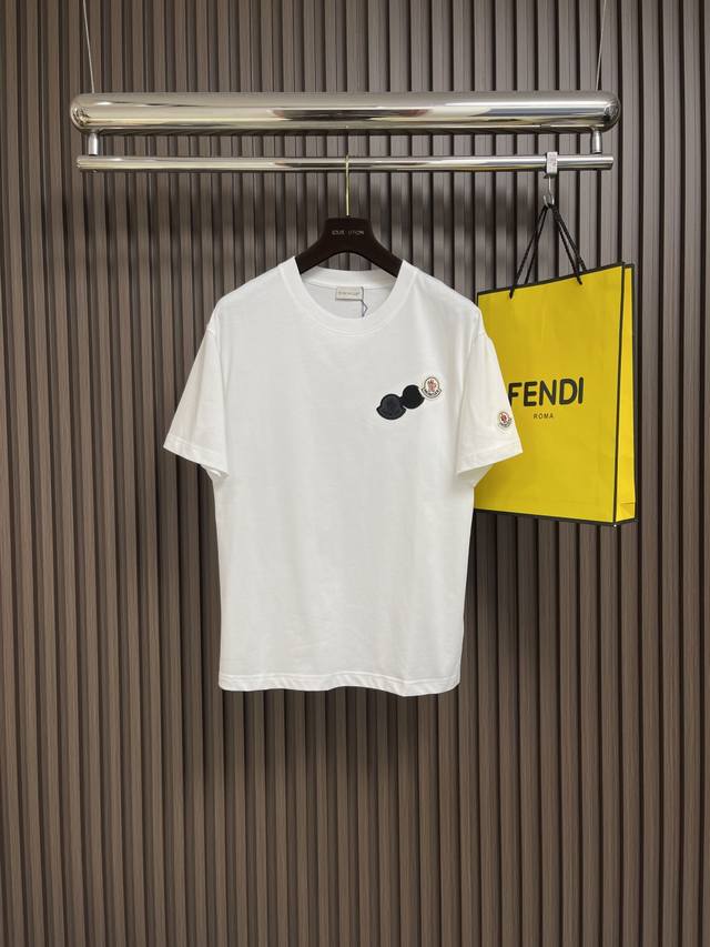 Moncler 标志贴布短袖T恤，面料采用新疆长绒棉32支双股面料240克双纱 采用百灵达刺绣机作业章仔绣花。整体走线平直细腻，面料舒适柔软，颜色一致无色差 能