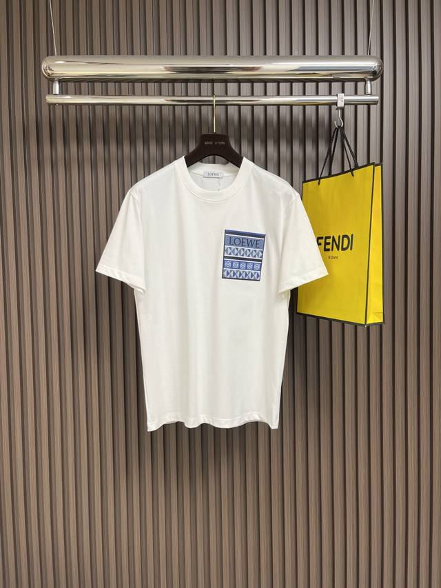 Loewe 2025Ss新品圆领短袖T恤，帅气时尚，胸前刺绣织带字母Logo，简约百搭款。面料棉 不仅挺括，保持潮流的廓形，又穿着舒适，纱织更细腻，尺码：Xs-