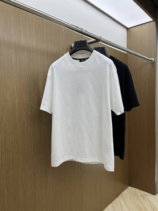 新款 Fd 高端定制 2025春夏新款首发专柜最新款短袖圆领T恤 高端订制 设计前卫时尚！品牌Logo重工艺设计 高端定制丝光云朵棉面料.手感柔软.穿着舒适.专