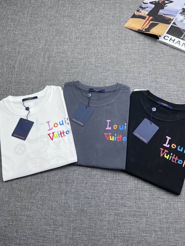 驴牌Lv男士春款圆领短袖，香港洋行渠道货，重磅高端臻品，高奢品鉴白金级单品，25年官柜新品，欧洲区域限量售卖款！视觉相当雅致时髦，辨识度颇为鲜明，复古且时髦，非