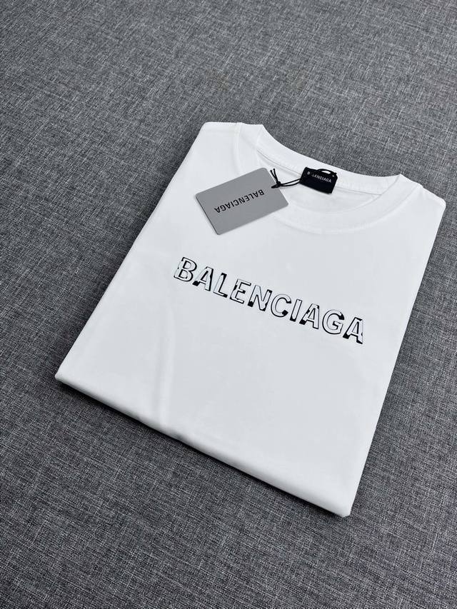 Balenciaga 巴黎世家原单男士时装款圆领短袖，贸易公司渠道货，25春夏秀场系列，高颜值爆表的一款T恤，官网模特及广告画册高频穿搭的单品，买手店里的Top