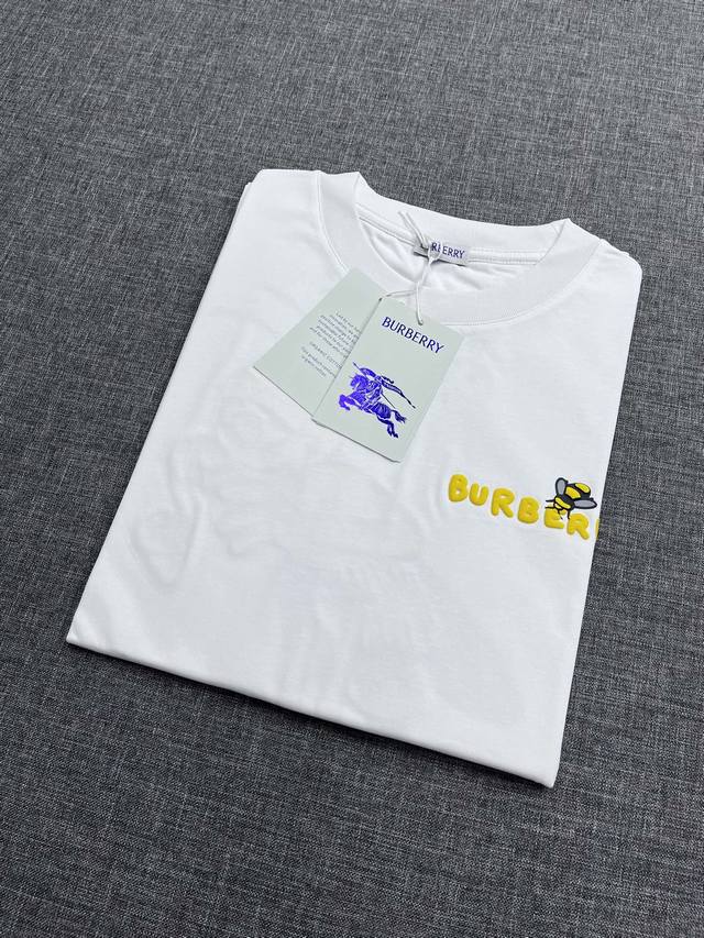 Burberry 巴宝莉2025新款男士圆领短袖，香港洋行货，重磅级臻品，专柜橱窗主打展现，官网已释图，高端限量系列，视觉方面相当提鲜，非常绝美时髦，诠释出全新