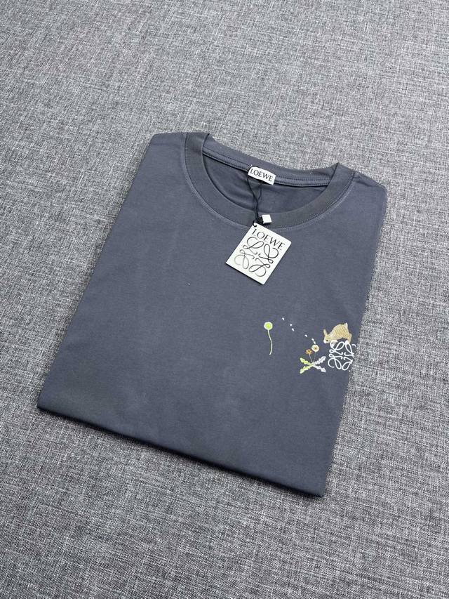 Loewe 罗意威圆领短袖T恤，贸易公司渠道货，纯正血统品质，25春夏新品，G网同步售卖，买手店里的人气热款，独家发售！极富品牌元素特征的一款单品，符合Loew