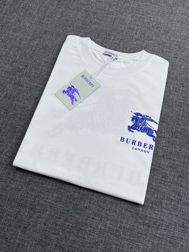 Burberry 巴宝莉2025新款男士圆领短袖，香港洋行货，重磅级臻品，专柜橱窗主打展现，官网已释图，高端限量系列，视觉方面相当提鲜，非常绝美时髦，诠释出全新