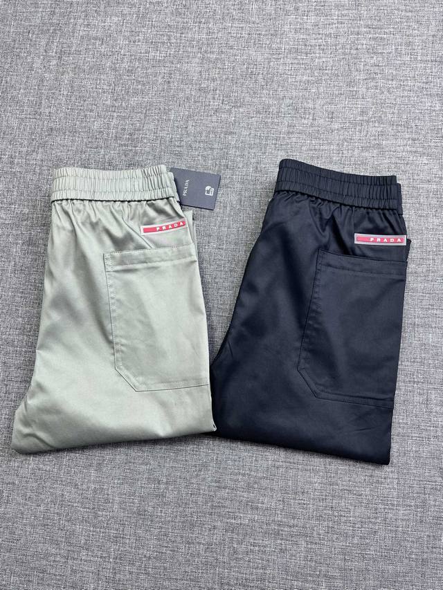 Prada 普拉达 2025新款男士休闲裤，贸易公司渠道货，25F W新品，高端毛里求斯代工出品，品相完美如斯，官宣模特穿搭单品，每一季的王牌级爆款担当，俨然属