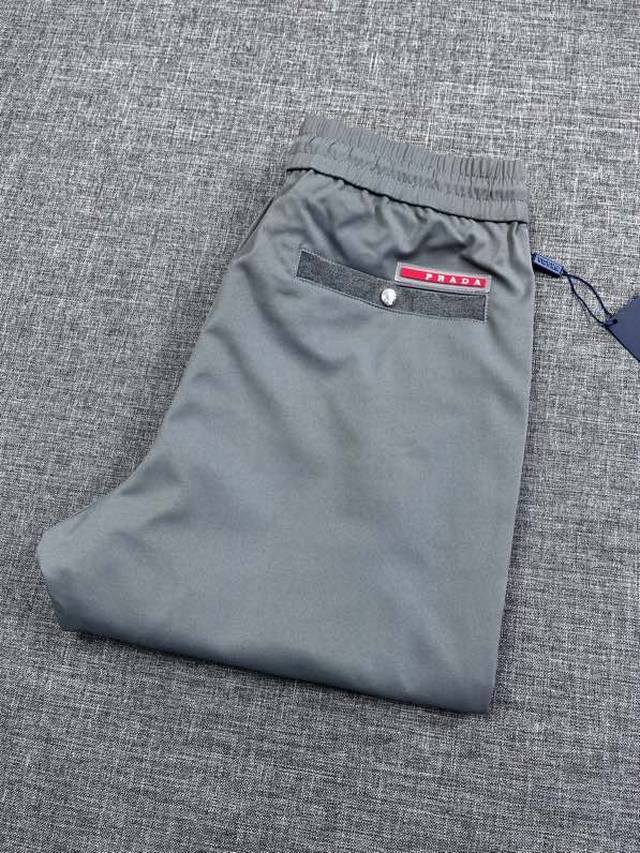 Prada 普拉达 2025新款男士休闲裤，贸易公司渠道货，25F W新品，高端毛里求斯代工出品，品相完美如斯，官宣模特穿搭单品，每一季的王牌级爆款担当，俨然属