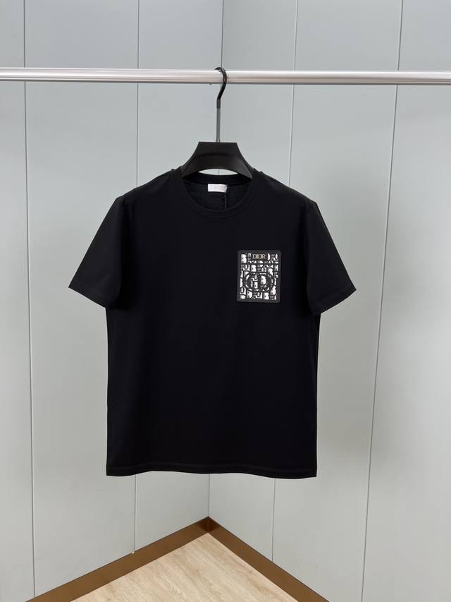 Dior.迪奥 25春夏新品金属字母嵌饰贴袋标识短袖T恤，全新演绎经典单品，正面胸前贴袋突显别具一格的设计，采用定制80支双股丝光棉面料；黑色 白色 M-Xxx